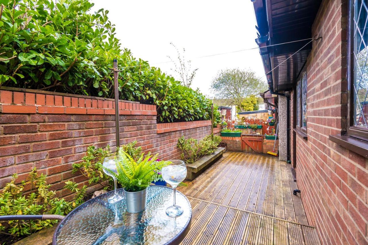 Sunshine Cottage By Happy Sunshine Stay Golborne Exterior photo